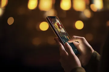 Jogos de Cassino 25F — Aproveite entretenimento sem parar Um close de moedas douradas caindo ao redor de uma roleta girando, representando a ação imersiva do cassino no 25F.