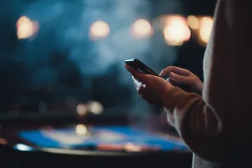 Uma roleta brilhante com fichas em cascata, simbolizando os envolventes jogos ao vivo e instantâneos disponíveis no 25F.