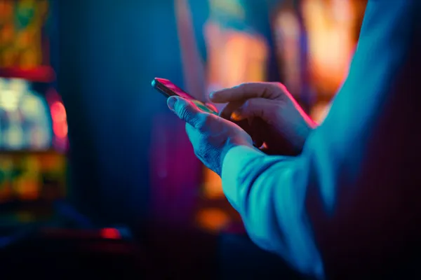 Uma mulher em um vestido verde luxuoso ao lado de uma roleta ornamentada, capturando o clima sofisticado do 25F.