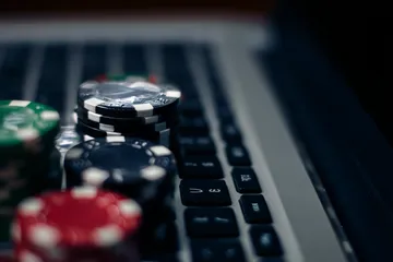 Uma imagem dramática de setes vencedores alinhados em um rolo de slot cercado por moedas douradas brilhantes, simbolizando grandes vitórias.